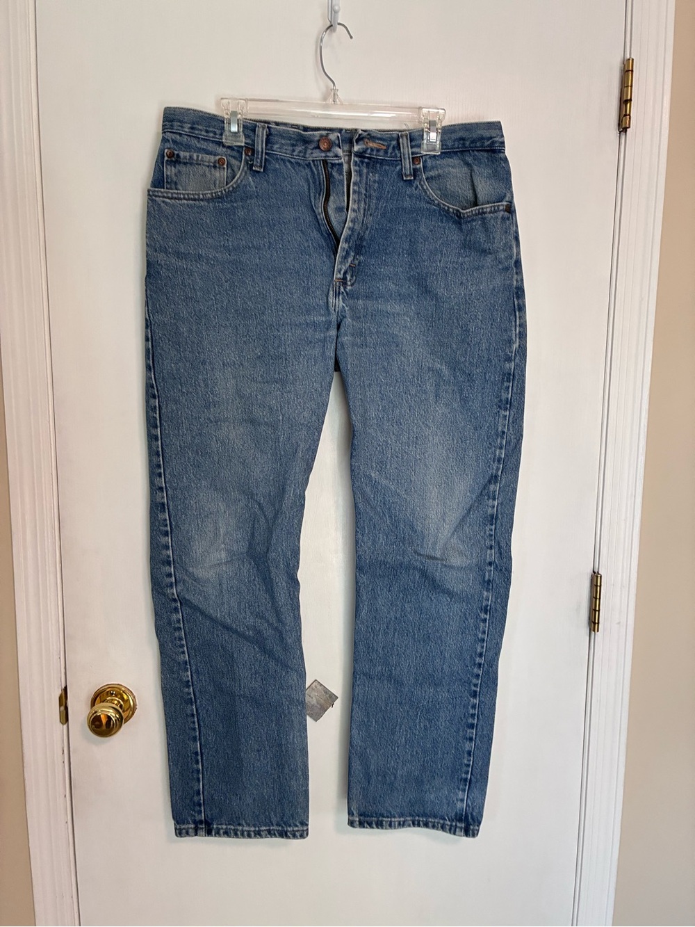 Wrangler Men’s Straight Jeans in Medium Blue Denim - Picture 1 of 4